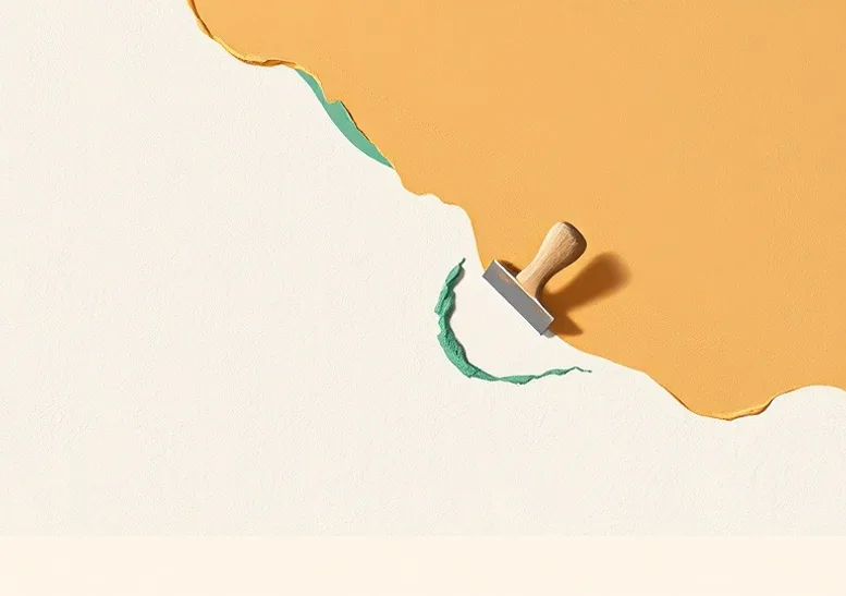 Application d'un enduit décoratif à la lisseuse sur un mur